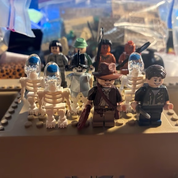 LEGO Indiana Jones Kingdom Adventure Set with Red and Tan - Picture 2 of 4